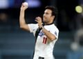 Checo Pérez lanza la primera bola