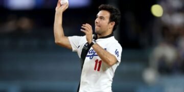 Checo Pérez lanza la primera bola