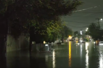 Las intensas lluvias de este sábado en Iztapalapa dejaron calles inundadas y vehículos de vecinos bajo el agua.