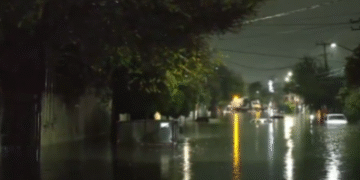 Las intensas lluvias de este sábado en Iztapalapa dejaron calles inundadas y vehículos de vecinos bajo el agua.