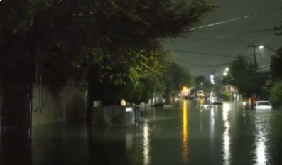 Las intensas lluvias de este sábado en Iztapalapa dejaron calles inundadas y vehículos de vecinos bajo el agua.