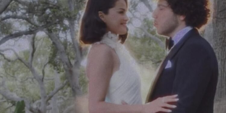 Selena Gómez da el si al productor y compositor musical Benny Blanco