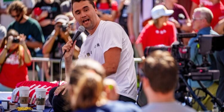 El comentarista conservador Charlie Kirk, aliado de Trump, asesinado de un disparo