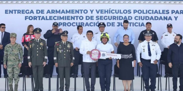 Entrega Jara equipamiento a fuerzas policiacas de Oaxaca