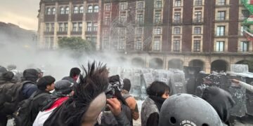 Marcha por los 57 años de la matanza en Tlatelolco