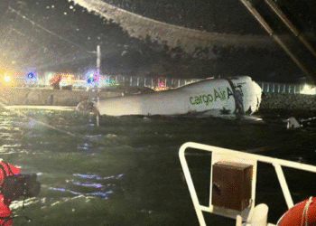 Avión de carga se sale de la pista en Hong Kong y cae al mar