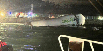 Avión de carga se sale de la pista en Hong Kong y cae al mar