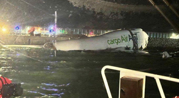 Avión de carga se sale de la pista en Hong Kong y cae al mar