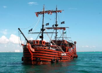 Jóvenes en moto acuática se estrellan contra el barco Pirata en la Zona Hotelera de Cancún