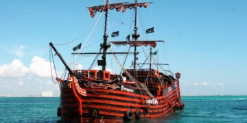 Jóvenes en moto acuática se estrellan contra el barco Pirata en la Zona Hotelera de Cancún