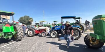 Agricultores bloquean carreteras, exigen precios justos a sus productos