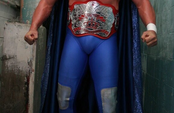 Blue Demon Jr. sufre accidente automovilístico y es llevado a terapia intensiva