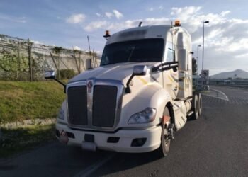 Policía recupera un tractocamión y dos remolques con reporte de robo