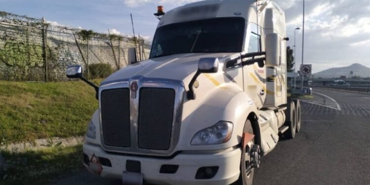 Policía recupera un tractocamión y dos remolques con reporte de robo