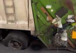 Camión de basura cae en un socavón en la alcaldía Azcapotzalco