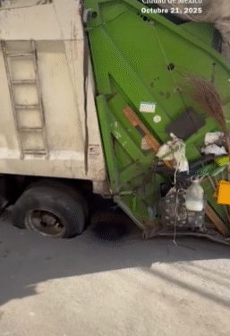 Camión de basura cae en un socavón en la alcaldía Azcapotzalco