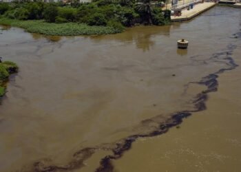 Denuncian derrames de hidrocarburos en el norte de Veracruz tras inundaciones