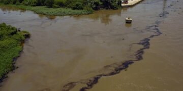 Denuncian derrames de hidrocarburos en el norte de Veracruz tras inundaciones
