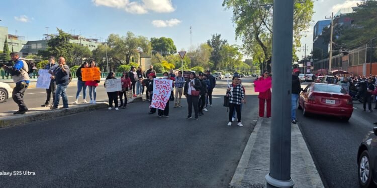 Trabajadores del SAT de huelga de brazos caídos