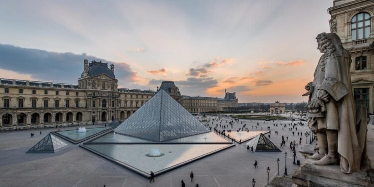 Robo de película en el museo del Louvre en París