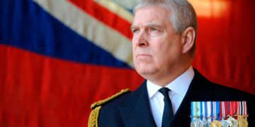 El príncipe Andrés renuncia a sus títulos reales