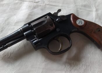 Niño dispara en contra de su mamá por castigarlo