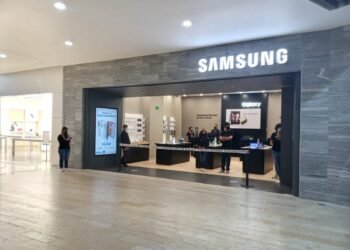 Samsung evalúa salir de México tras acusar al SAT de intentar cobrarle el doble de IVA