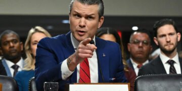 Avión del secretario de Defensa de EU aterriza de emergencia en Reino Unido