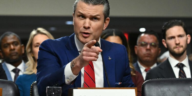 Avión del secretario de Defensa de EU aterriza de emergencia en Reino Unido