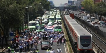 Transportistas de CDMX amagan con paro y bloqueos para exigir aumento de tarifas