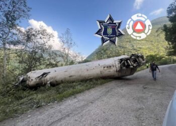 Vuelca y explota pipa de gas en carretera