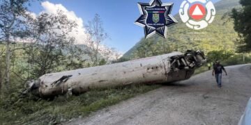 Vuelca y explota pipa de gas en carretera