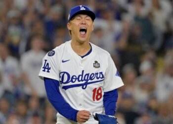 El otro astro japonés de los Dodgers tira completo y la novena angelina domina la serie ante Milwaukee