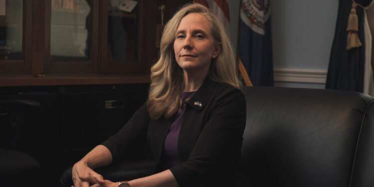 Abigail Spanberger, fue elegida gobernadora y sera la primera mujer gobernadora de Virginia