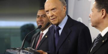 Alejandro Gertz Manero FGR presenta su renuncia al senado de la republica