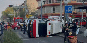 Ambulancia choca con automóvil y termina volcada en la CDMX