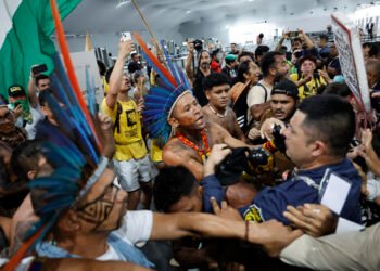 COP30 se reanuda en Brasil tras irrupción de manifestantes indígenas