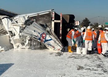 Camión lleno de botes de pintura sufre accidente en el Circuito Exterior Mexiquense