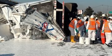 Camión lleno de botes de pintura sufre accidente en el Circuito Exterior Mexiquense