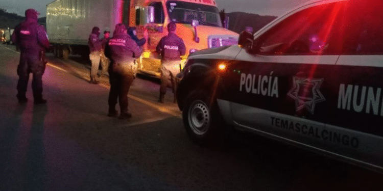 Policía captura a ladrones de un tráiler robado en autopista de Guadalajara
