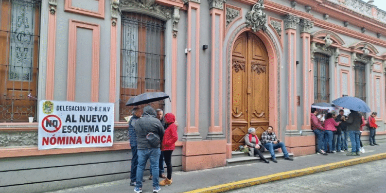 Maestros de Veracruz ‘toman’ escuelas por inconformidad con nueva forma de pago