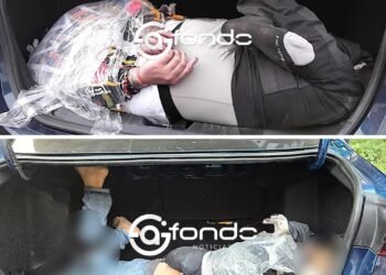 Maniatados y emplayados dentro de una cajuela en Ecatepec