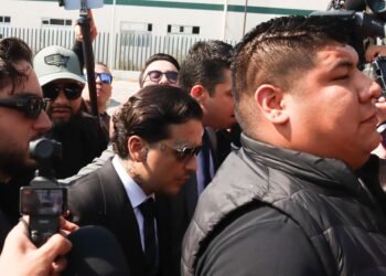 Christian Nodal y su papá llegan al reclusorio Oriente