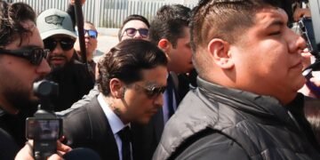 Christian Nodal y su papá llegan al reclusorio Oriente