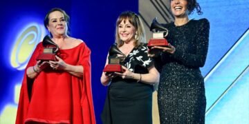 El icónico trío Pandora fue honrado con el Premio a la Excelencia Musical de los Latín Grammy Awards