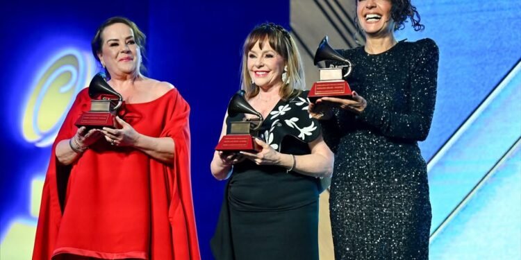 El icónico trío Pandora fue honrado con el Premio a la Excelencia Musical de los Latín Grammy Awards