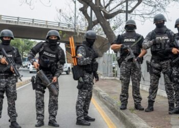 Motín en cárcel de Ecuador deja 27 reos muertos