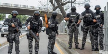 Motín en cárcel de Ecuador deja 27 reos muertos