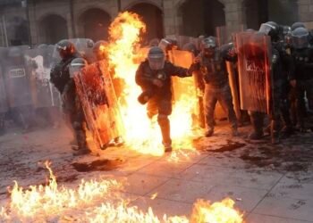 Policías de la CDMX protestan en el Zócalo
