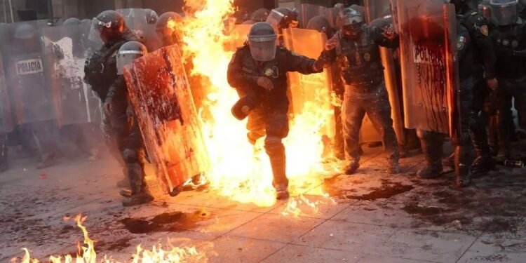 Policías de la CDMX protestan en el Zócalo